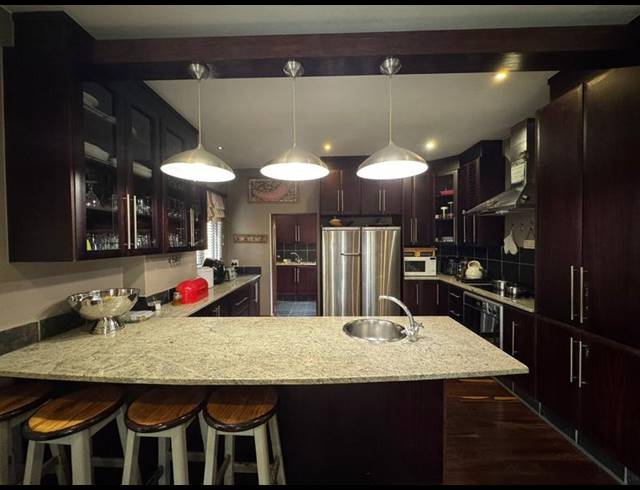 4 BEDROOM TOWNHOUSE FOR SALE IN MIDSTREAM ESTATE